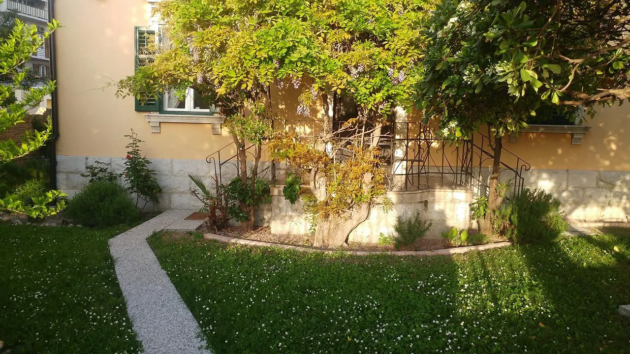 Beach City Pearls Apartments 3*, Split